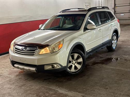 WHITE 2011 Subaru Outback 3.6 R Limited