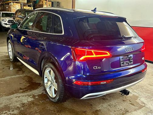 2018 Audi Q5 PREMIUM PLUS 55k miles!! loaded and EXTRA clean!