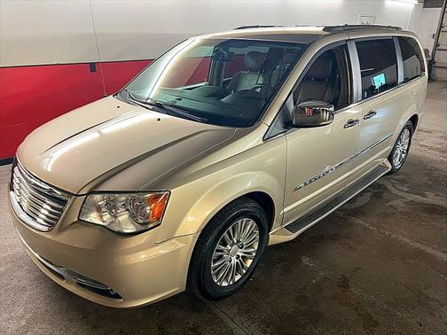 2013 Chrysler Town & Country Touring-L