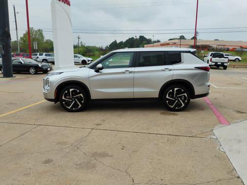 2024 Mitsubishi Outlander SE