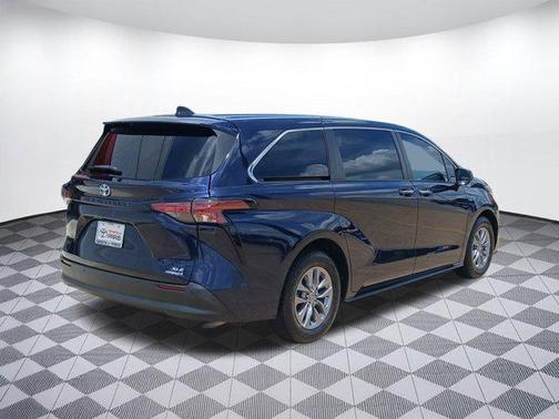 2022 Toyota Sienna XLE 7 Passenger