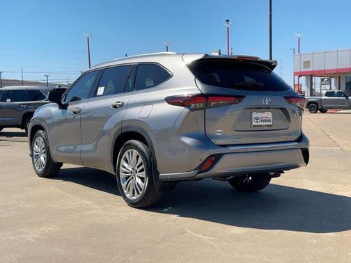 2026 Toyota Highlander Hybrid Platinum