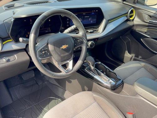 Mosaic Black Metallic 2024 Chevrolet Trax LT