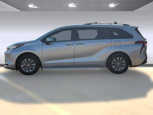 2022 Toyota Sienna XLE 8 Passenger
