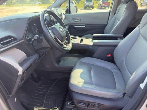 2022 Toyota Sienna XLE 8 Passenger