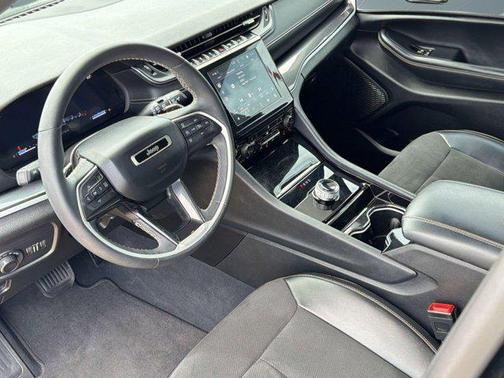 Diamond Black Crystal Pearlcoat 2023 Jeep Grand Cherokee Altitude
