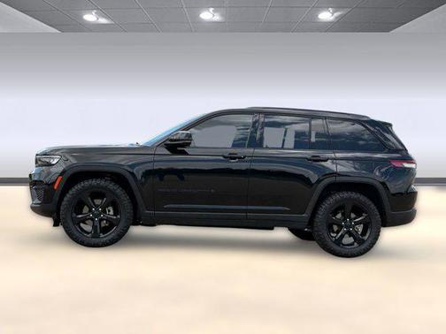 Diamond Black Crystal Pearlcoat 2023 Jeep Grand Cherokee Altitude