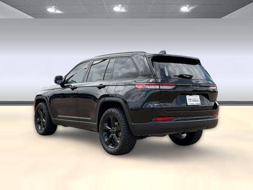 Diamond Black Crystal Pearlcoat 2023 Jeep Grand Cherokee Altitude