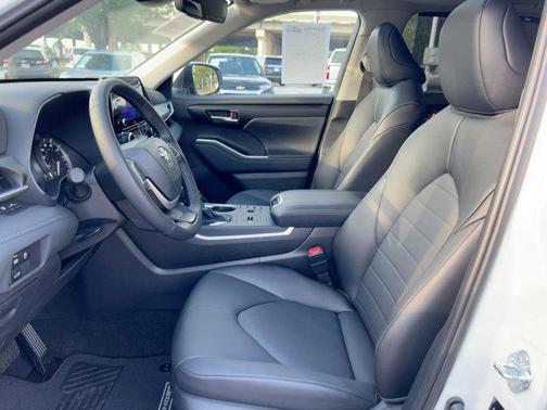 2025 Toyota Highlander XLE