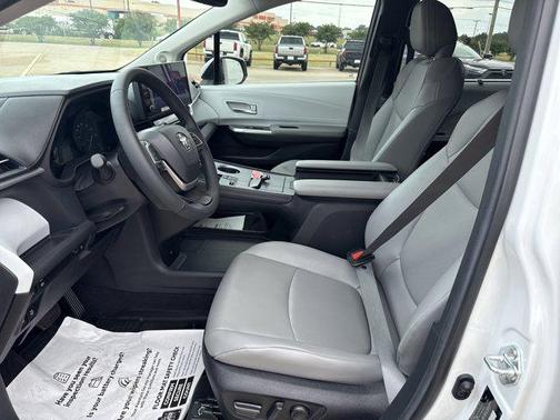 2025 Toyota Sienna XLE 8 Passenger