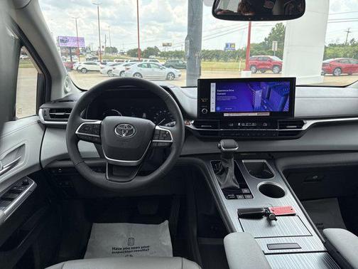 2025 Toyota Sienna XLE 8 Passenger