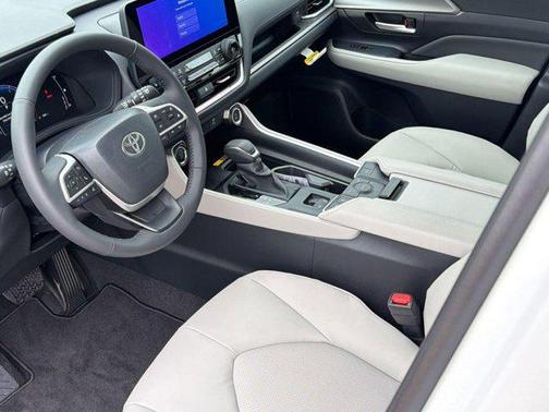 Wind Chill Pearl 2026 Toyota Grand Highlander XLE