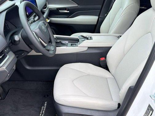 Wind Chill Pearl 2026 Toyota Grand Highlander XLE