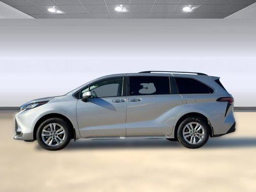 2024 Toyota Sienna LE