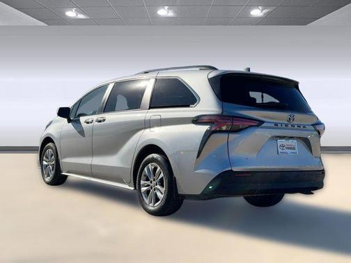 2024 Toyota Sienna LE