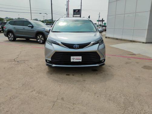 2025 Toyota Sienna XLE 8 Passenger