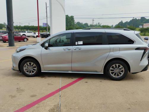2025 Toyota Sienna XLE 8 Passenger
