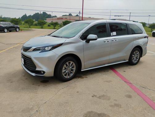 2025 Toyota Sienna XLE 8 Passenger