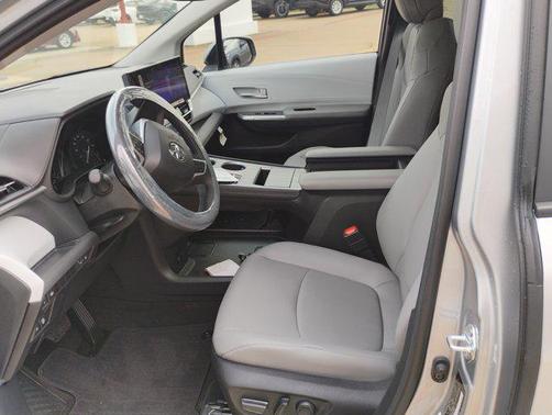 2025 Toyota Sienna XLE 8 Passenger