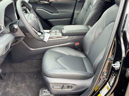 Midnight Black Metallic 2026 Toyota Highlander Hybrid Limited