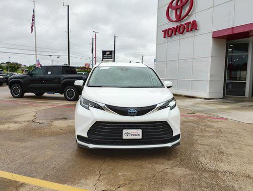 2022 Toyota Sienna LE