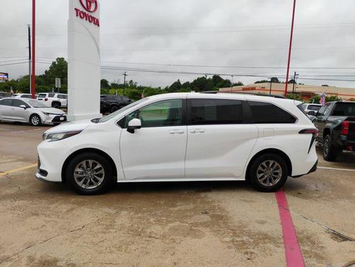 2022 Toyota Sienna LE