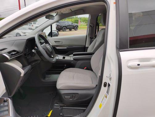 2022 Toyota Sienna LE