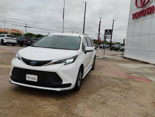 2022 Toyota Sienna LE