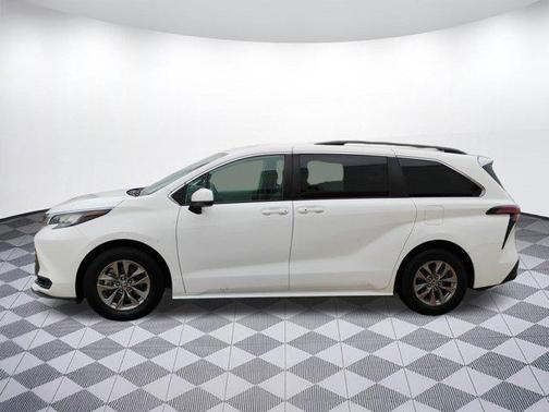 2022 Toyota Sienna LE