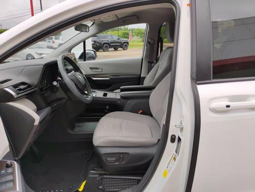 2022 Toyota Sienna LE