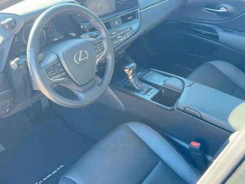 2022 Lexus ES 300h Base