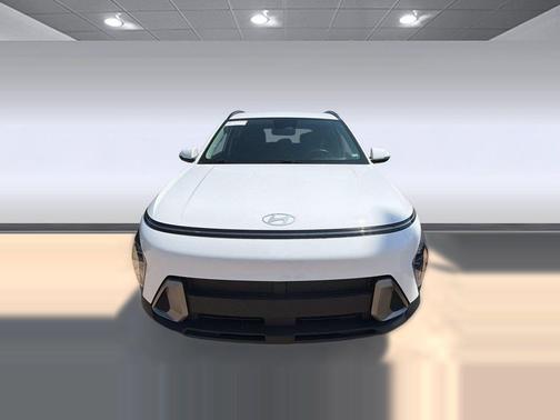 Atlas White 2025 Hyundai KONA SEL