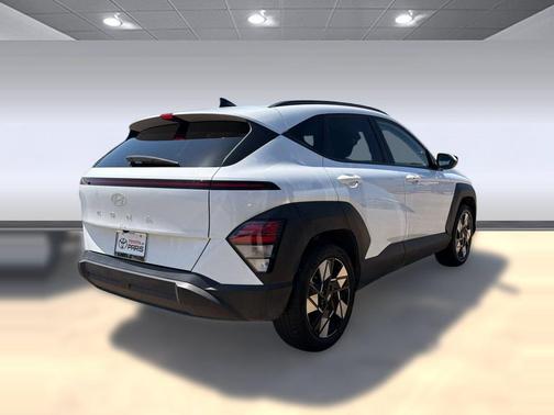 Atlas White 2025 Hyundai KONA SEL