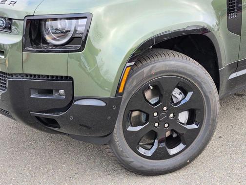 Woolstone Green Metallic 2026 Land Rover Defender P400 X-Dynamic SE