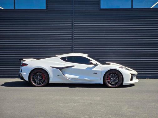 White Pearl Metallic Tricoat 2023 Chevrolet Corvette Z06