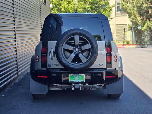 Silicon Silver Premium Metallic 2023 Land Rover Defender 110 X-Dynamic SE