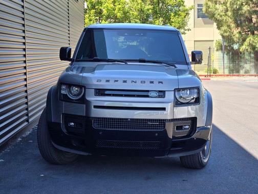 Silicon Silver Premium Metallic 2023 Land Rover Defender 110 X-Dynamic SE