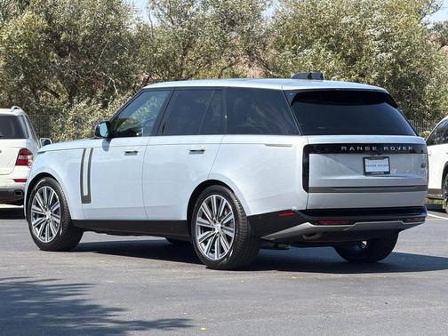 Hakuba Silver Metallic 2023 Land Rover Range Rover P400 SE