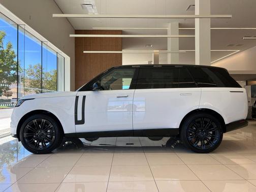 White 2026 Land Rover Range Rover P400 SE 7 Seat