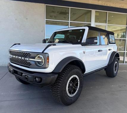 OXFORD WHITE 2023 Ford Bronco Badlands