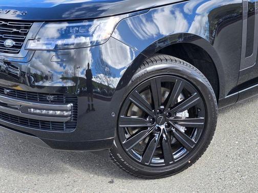 Santorini Black 2026 Land Rover Range Rover P550e SE