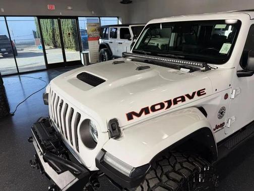 Bright White Clearcoat 2021 Jeep Gladiator Mojave 4X4