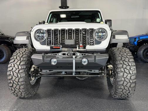 Bright White Clearcoat 2025 Jeep Wrangler Rubicon