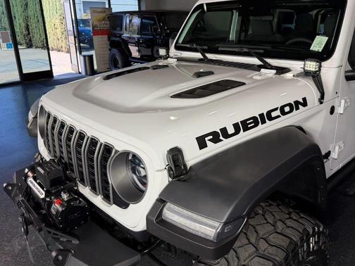 Bright White Clearcoat 2025 Jeep Wrangler Rubicon