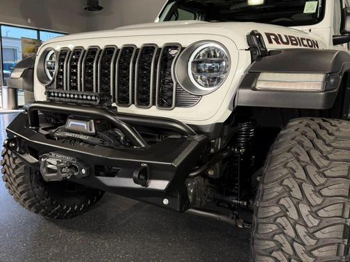 Bright White Clearcoat 2025 Jeep Wrangler Rubicon