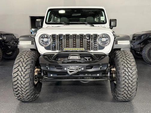 Bright White Clearcoat 2025 Jeep Wrangler Rubicon