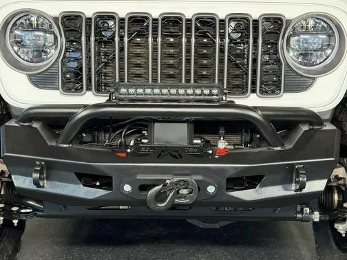Bright White Clearcoat 2025 Jeep Wrangler Rubicon