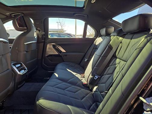 2026 BMW 750e xDrive