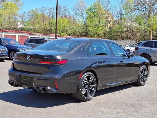 2025 BMW 760 760i xDrive