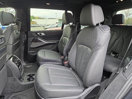 2022 BMW X7 M50i